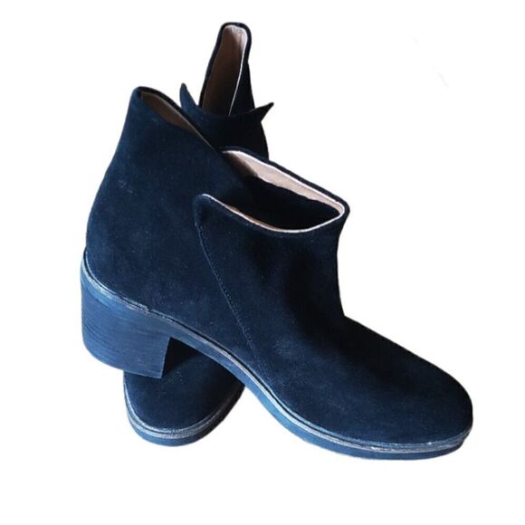 Gentle Souls by Kenneth Cole Black Suede Side Zip Ankle Boots, Size 10M - Picture 2 of 5